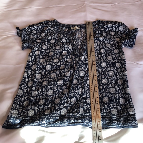 Womens size XS Blue and White Max Studio Short Flutter Sleeve Blouse - Picture 2 of 10